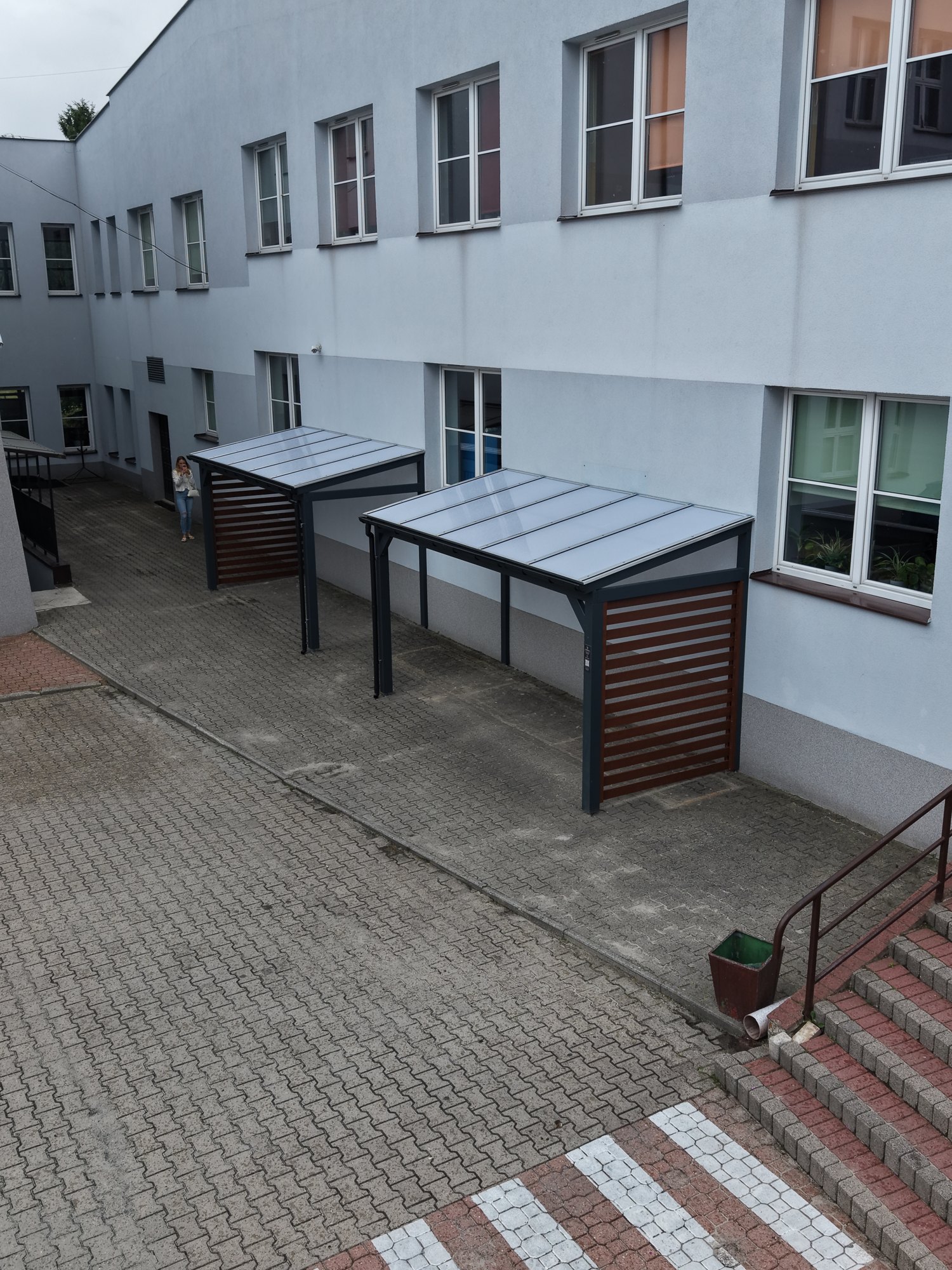 Dwie wiaty z poliwęglanem zamontowane przy budynku szkoły w Krasnymstawie